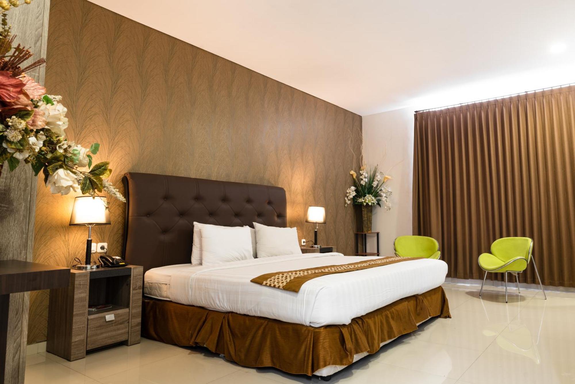 Neo Cempaka Hill Hotel Jembel エクステリア 写真